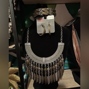 Paparazzi sets $4.00 each sets. Necklace, earrings, bracelet, ring.